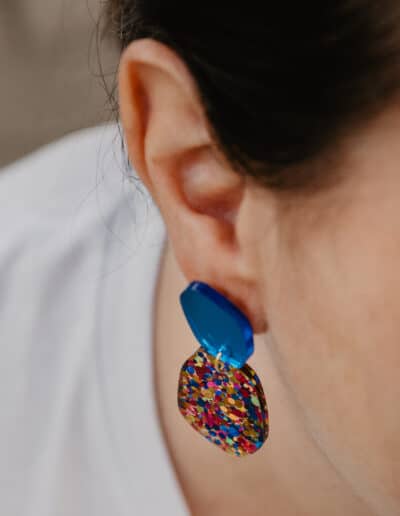 Pendiente-metacrilato-espejo-celeste-y-brilli-ovalo-doble